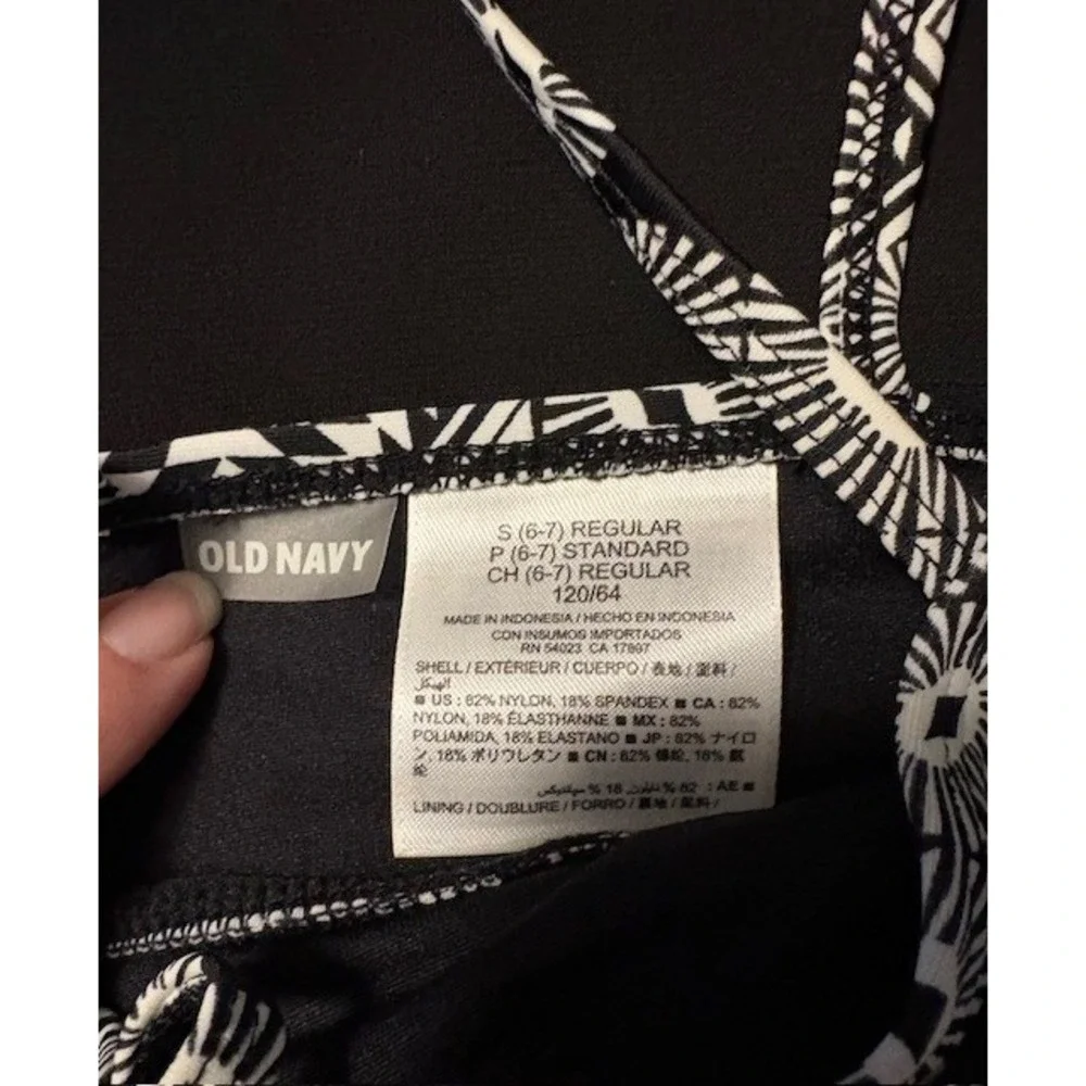 Old Navy 2 piece geometric black and white swim suit girls size 6-7